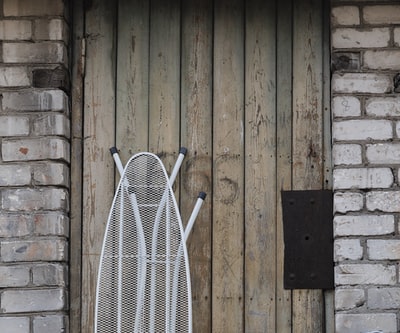 棕色木墙旁的黑白条纹椅子